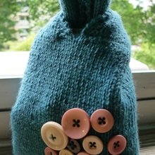 Knitted-knot-bag-complete-with-buttons