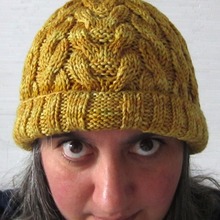 Juxtapose_a_cabled_beanie_free_knitting_pattern_by_underground_crafter